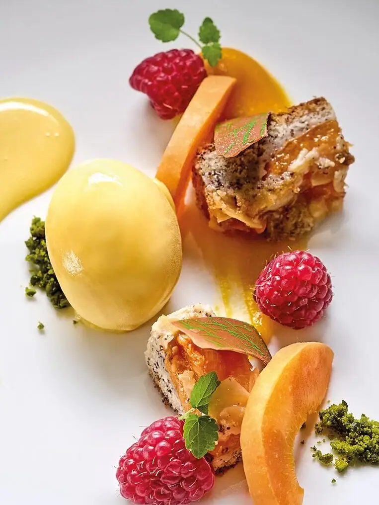 Ein Teller mit Früchten und Sauce.