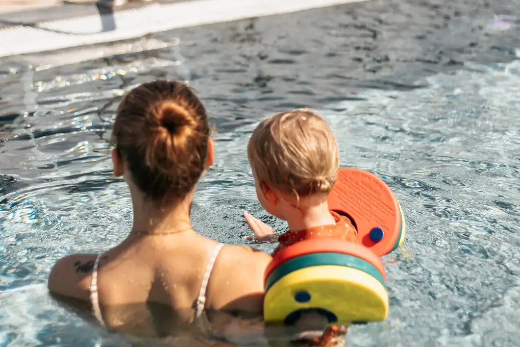 Schwimmkurs Travemünde Eine Frau und ein Kleinkind im Schwimmbecken.
