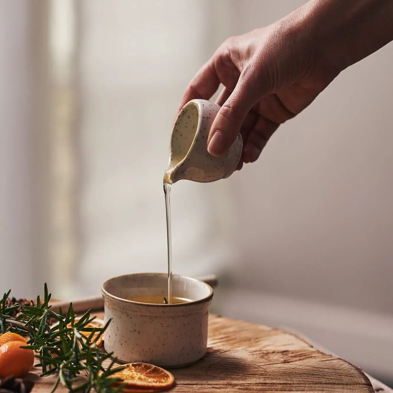 Eine Person gießt Flüssigkeit in eine Tasse.