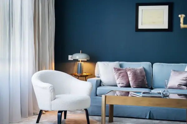 Wohnzimmer mit einem Sofa und einem Couchtisch.