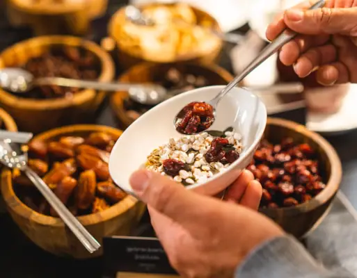 Eine Person hält eine Schüssel mit Essen.