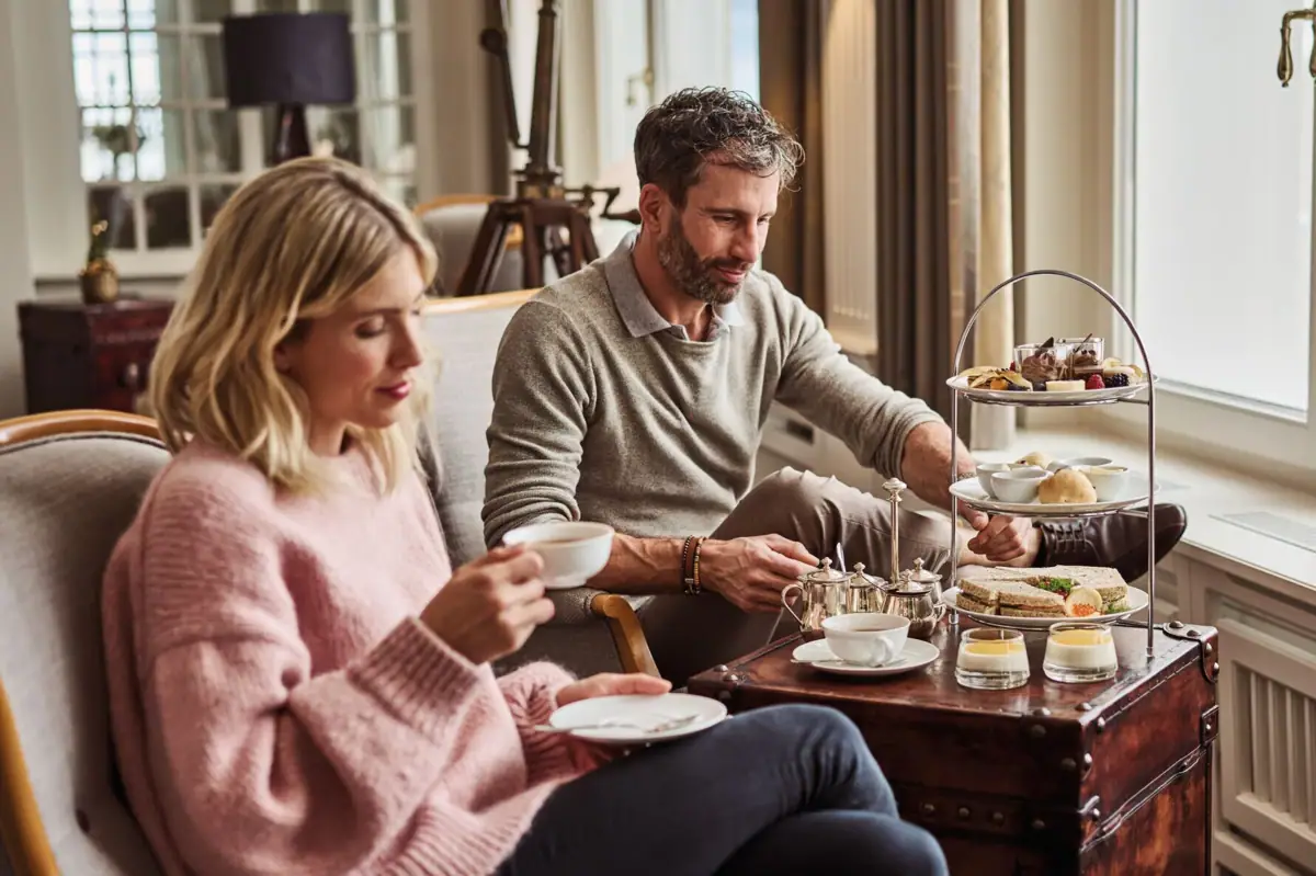 Ein Mann und eine Frau sitzen an einem Tisch mit Essen.