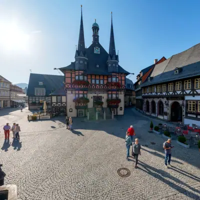 Sightseeing Eine Gruppe von Menschen, die in einem Innenhof spazieren geht.