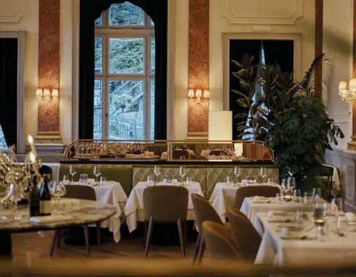 Restaurant mit Tischen und Stühlen im Innenbereich.