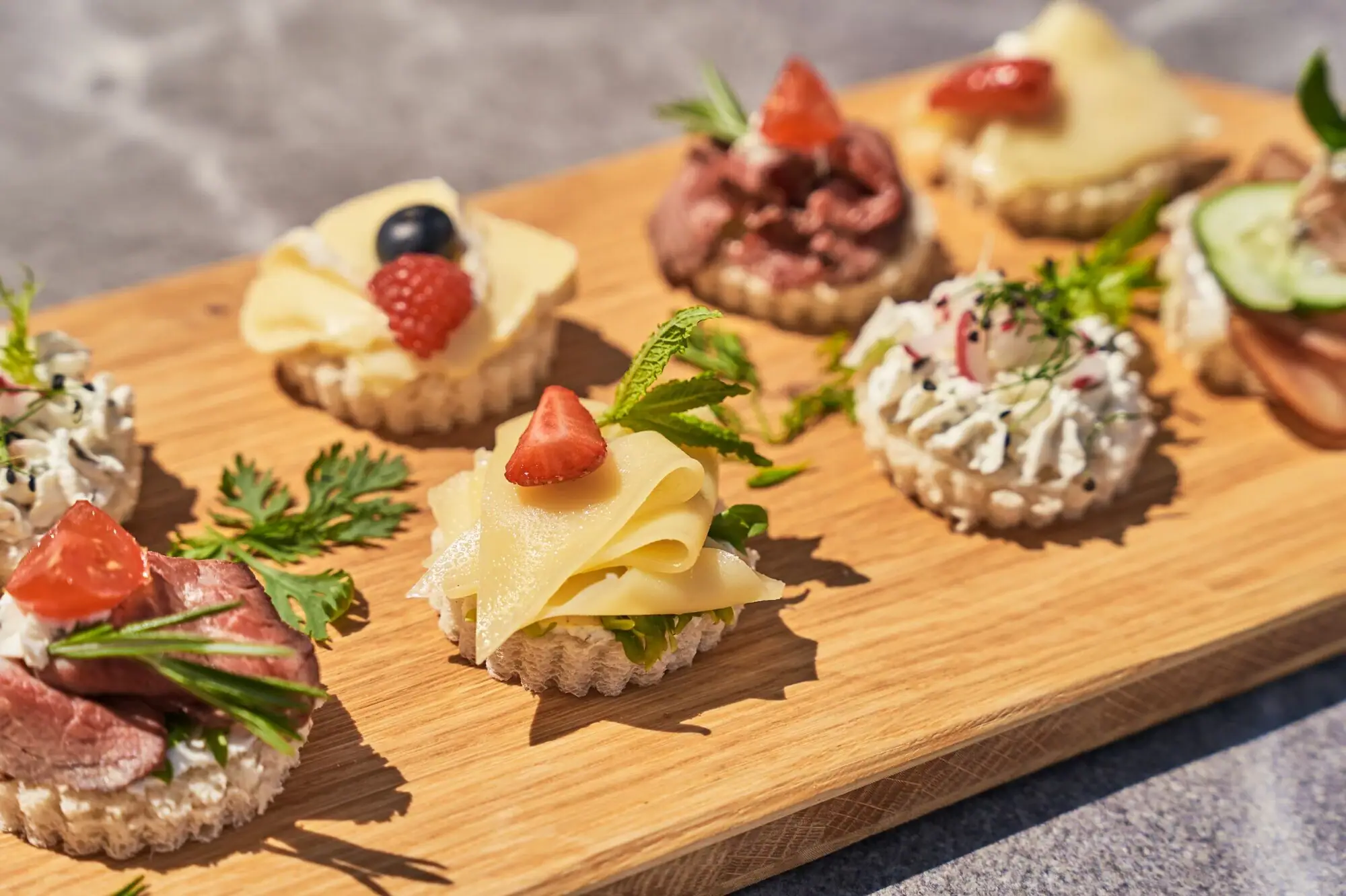 Canapés Ein Tablett mit kunstvoll angerichteten Speisen auf einem Tisch.