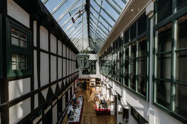 Restaurant Ein Raum mit Glasdach und Tageslichteinfall.