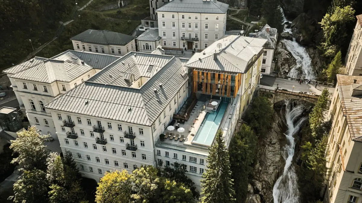 Das Straubinger Grand Hotel Ein renoviertes Hotel neben einem Wasserfall mit Außenpool und historischem Charme.
