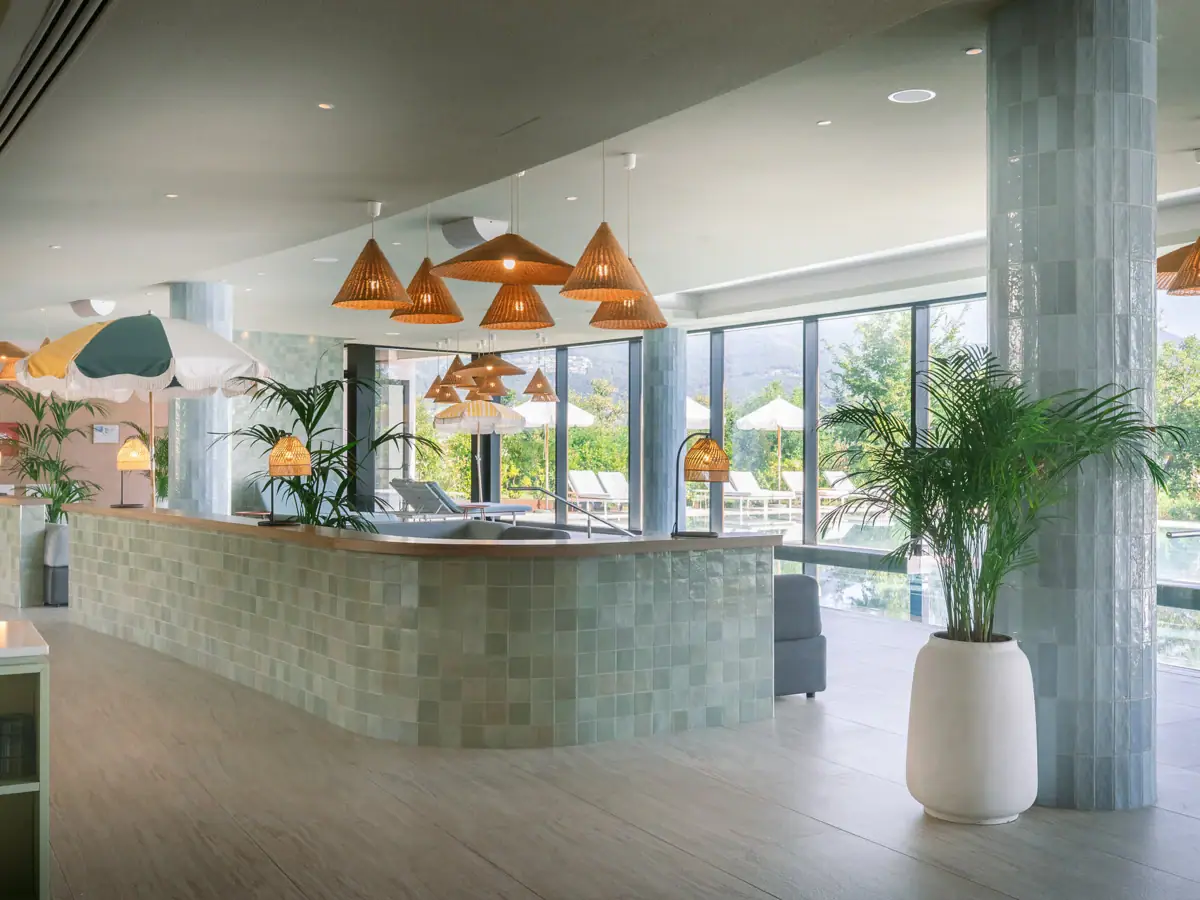 Wellnessbereich im A-ROSA Gardasee Eingang zum Pool im Innenbereich mit verschiedenen Liegeflächen.