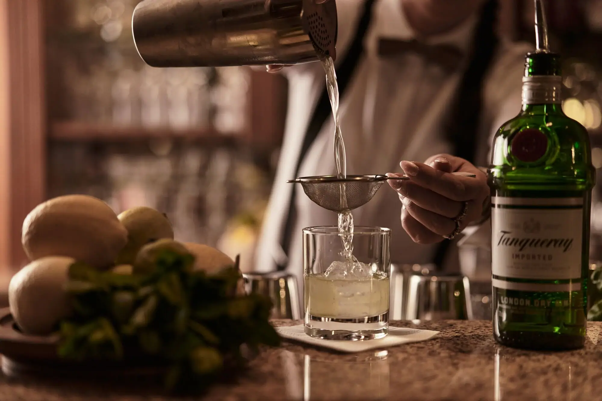 Bar Rondo im A-ROSA Ostseehotel Kühlungsborn Barkeeper beim Zubereiten eines Drinks in der Bar Rondo