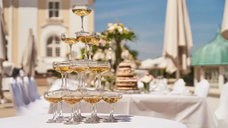 Pyramide aus Sektgläsern