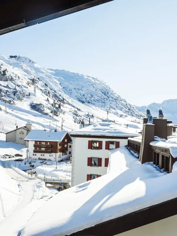 Schneebedeckte Dächer einer Stadt im Winter.