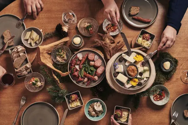 Eine Gruppe von Menschen isst gemeinsam an einem Tisch.