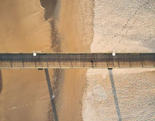 Brücke über einem Strand