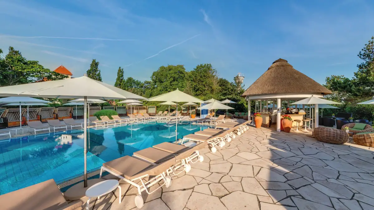 Außenpool im SPA-ROSA Kühlungsborn mit Sonnenterrasse Beheizter Außenpool im A-ROSA Ostseehotel Kühlungsborn mit Sonnenschirmen und Liegen