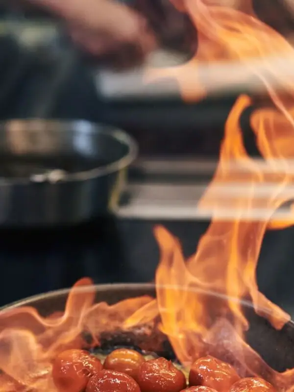 Eine Pfanne mit brennendem Essen.
