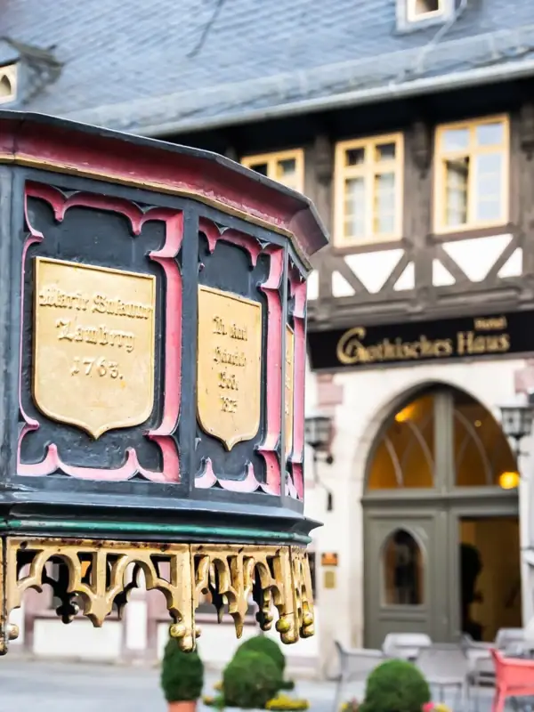 Ein Gebäude mit einem Schild darauf.