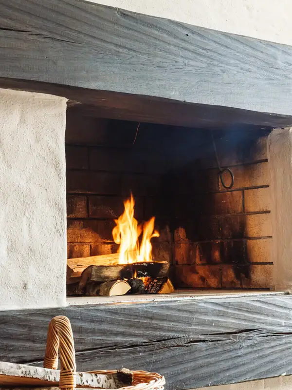 Ein Korb neben einem Kamin.