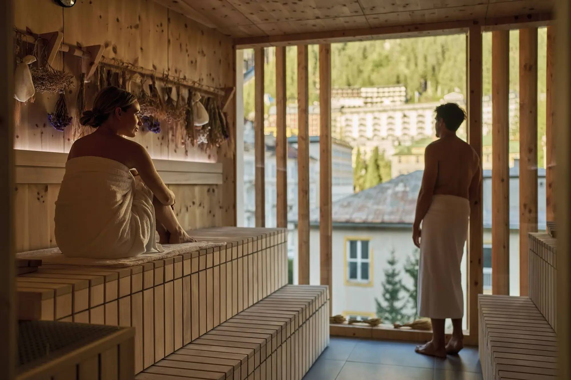 Ein Mann und eine Frau in einer Sauna.