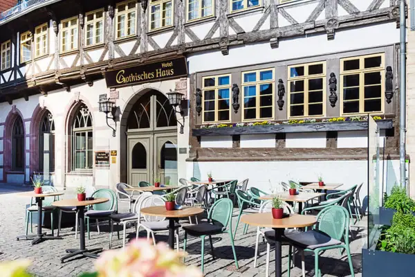 Ein Gebäude mit Tischen und Stühlen im Freien.