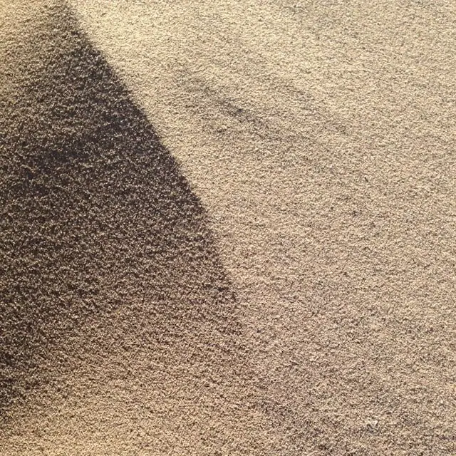 Schatten auf beigem Sandboden