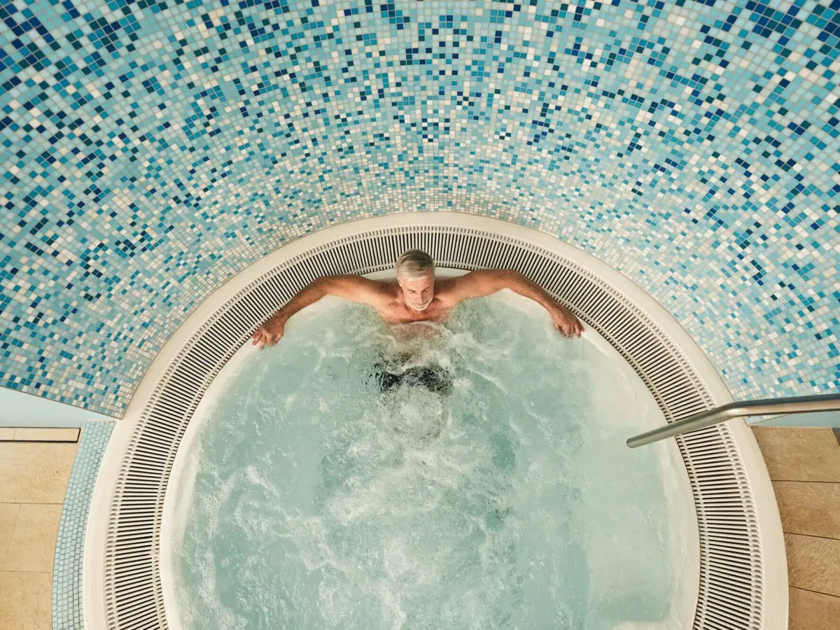 Webformat-wellness-spa-mann-entspannt-im-whirlpool-topshot-strandidyll-heringsdorf.jpg Ein Mann in einem Whirlpool.