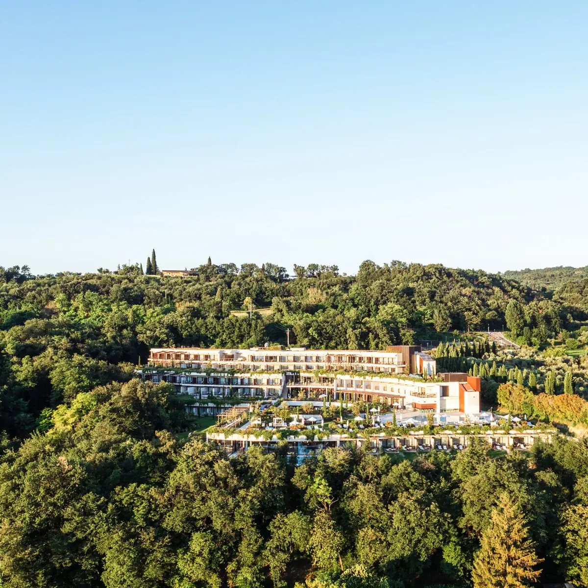 Das A-ROSA Gardasee Hotel Das Gebäude vom A-ROSA Gardasee umgeben von der Nature am Hang.