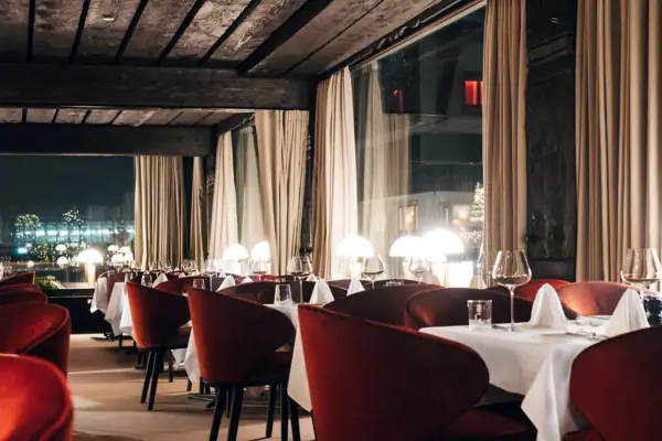 Ein Restaurant mit Tischen und Stühlen.