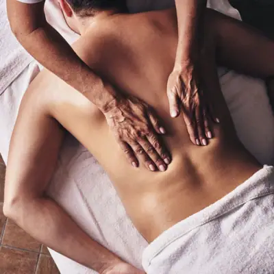 Eine Person erhält eine Rückenmassage.