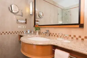 Badezimmer Badezimmer mit Waschbecken und Spiegel