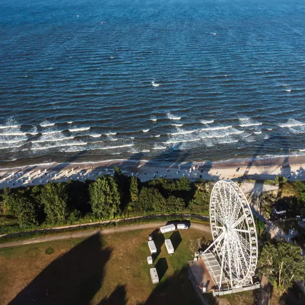 Riesenrad neben einem Strand