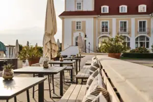 Außenterrasse Tische und Bänke vor einem Gebäude im Freien