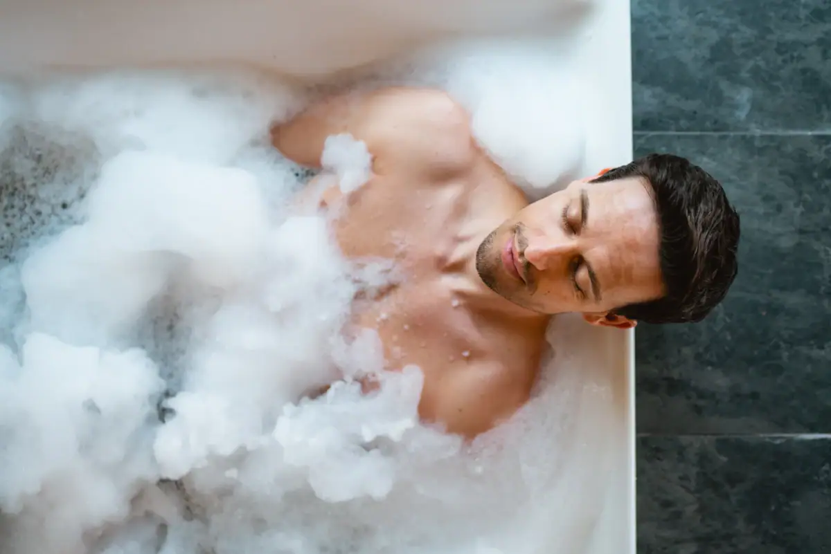 Entspannung im DAY SPA Ein Mann liegt in einer Badewanne mit Schaum.
