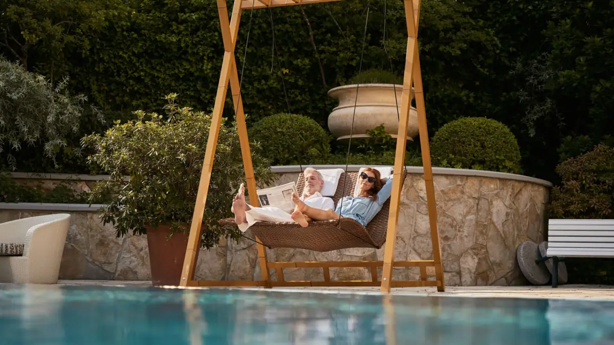 Ein Mann und eine Frau liegen auf einer Schaukel.