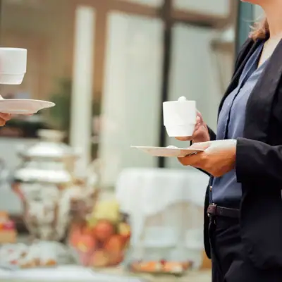 Frau hält eine Tasse Kaffee