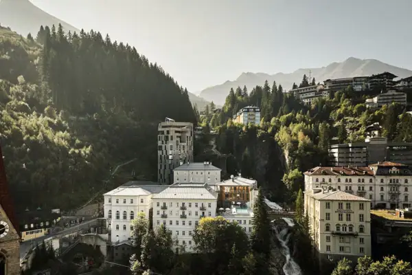 A-ROSA Bad Gastein Eine Gruppe von Gebäuden auf einem Hügel.
