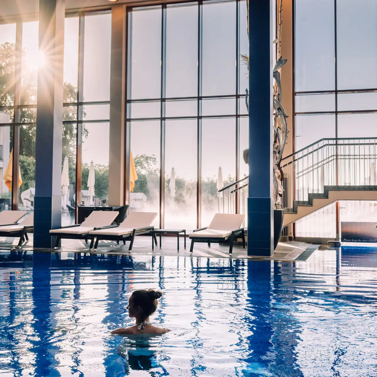 Eine Frau in einem Schwimmbecken.