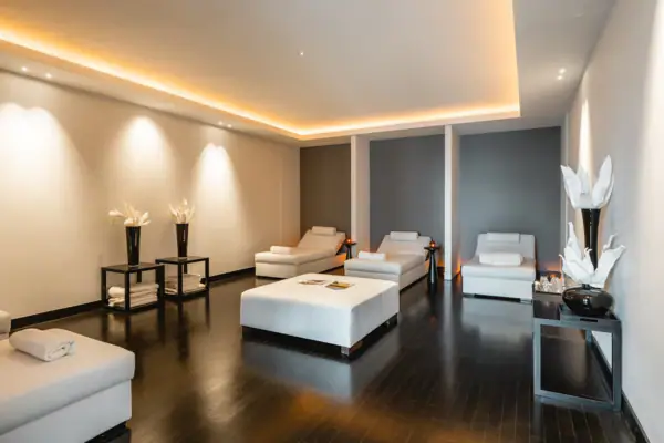 Ruheraum Ein Zimmer mit weißen Möbeln und einem Kamin.