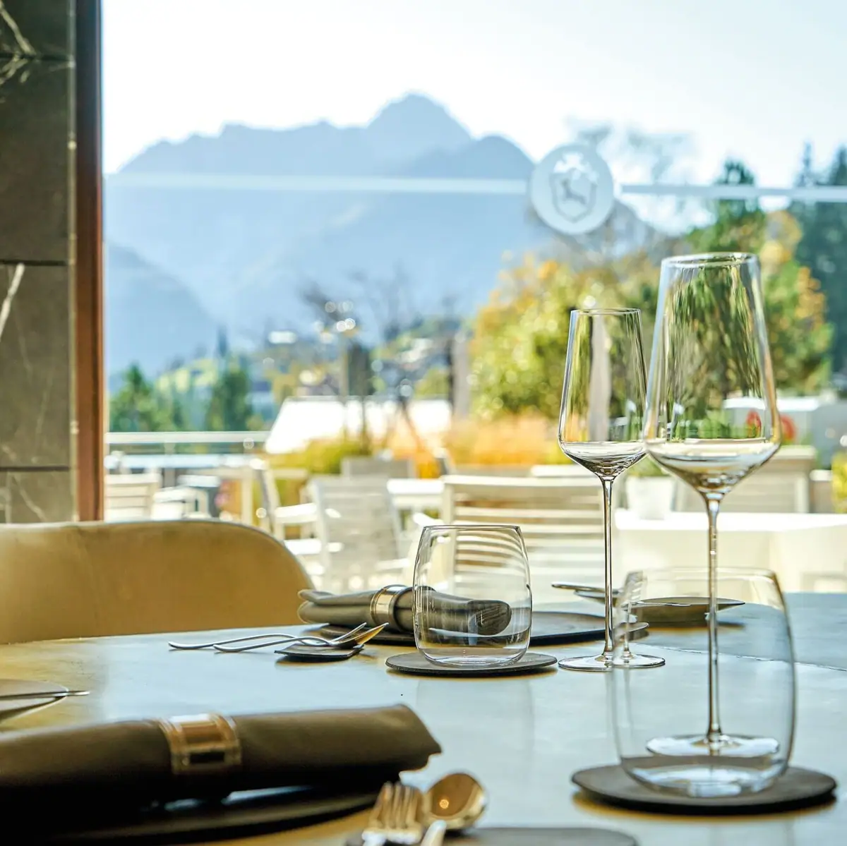 Ein Tisch mit Weingläsern und Besteck.