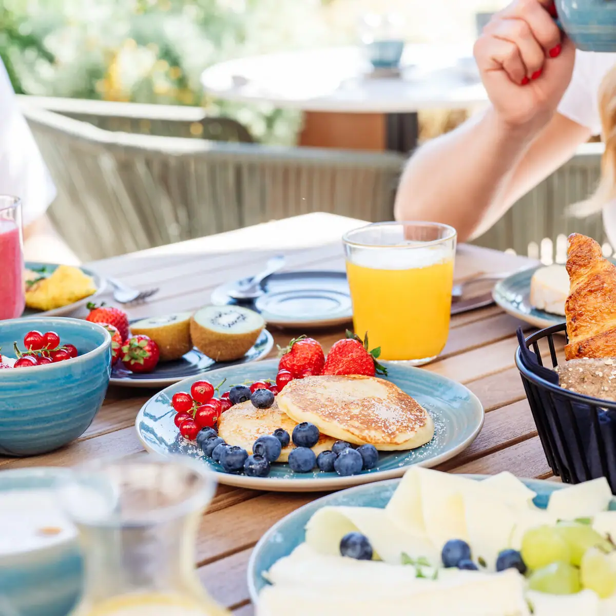 Ein Tisch mit verschiedenen Speisen und Getränken.