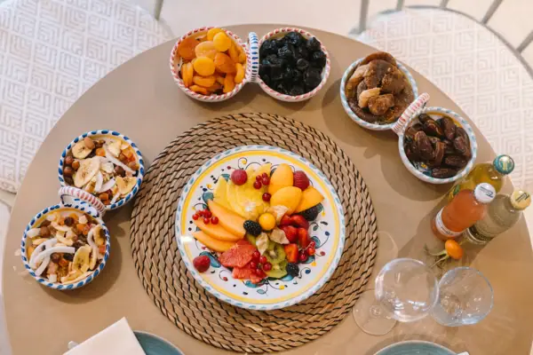 Ein Teller mit frischem Obst und Trockenfrüchten auf einem Tisch.