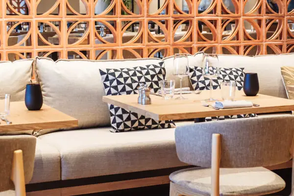 Ein Tisch mit einem Kissen und einem Polster.