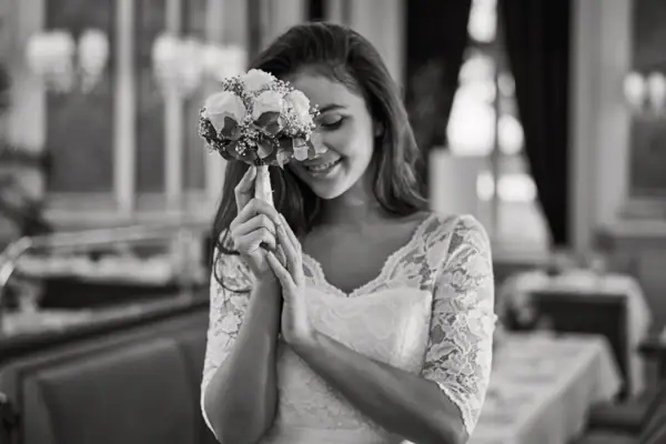 Eine Frau hält einen Blumenstrauß.