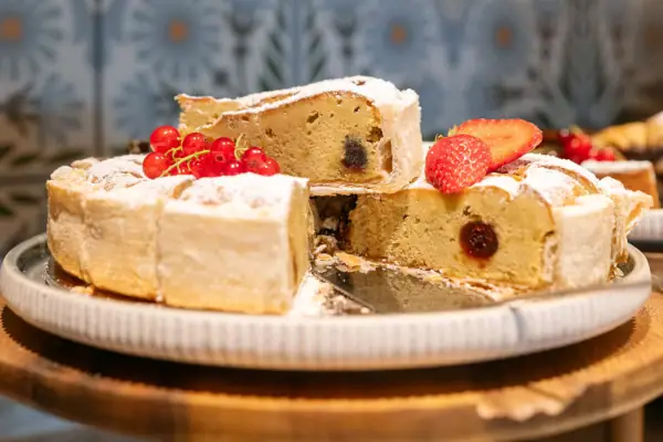 Ein Teller mit Gebäck auf einem Tisch.
