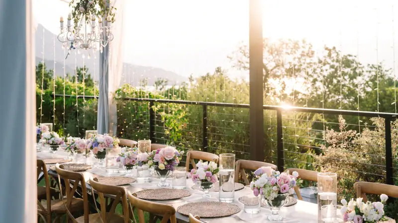 Eventsetup Ein Tisch gedeckt für eine Dinnerparty mit feinem Geschirr und einer eleganten Tischdecke.