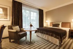 Zimmer Ein Zimmer mit einem Bett und einem Stuhl.