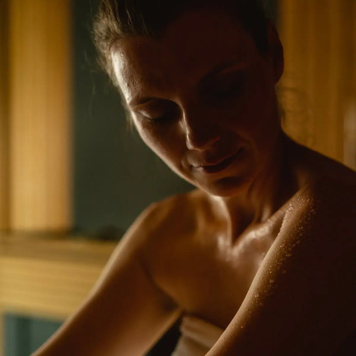 Sauna im A-ROSA Travemünde Eine Frau in einem Handtuch.