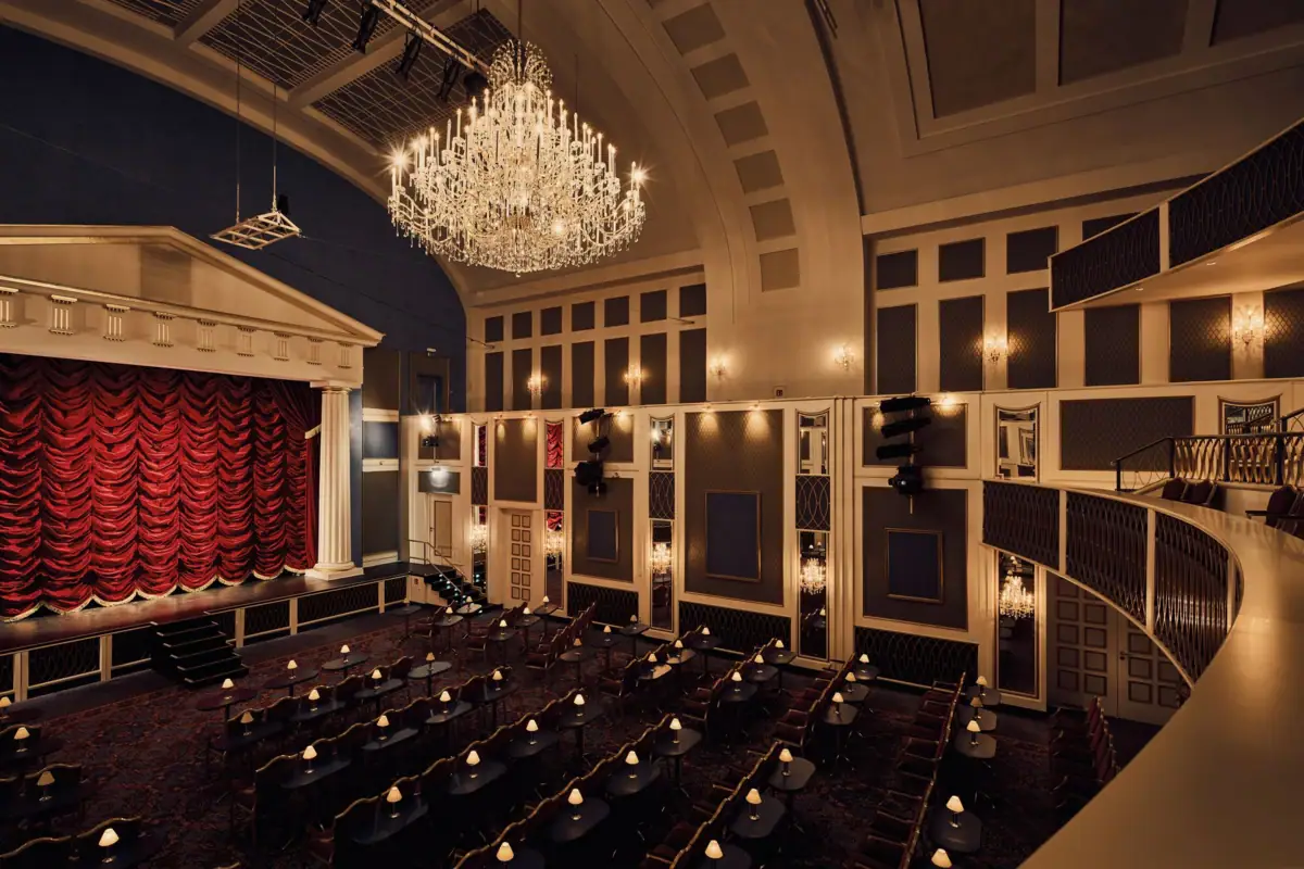 Kurhaus Saal Binz Großer Saal, fast wie im Theater mit Stühlen und Kronleuchtern.