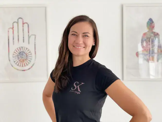 Svenja Kunde Eine lächelnde Frau mit der Hand auf der Hüfte.