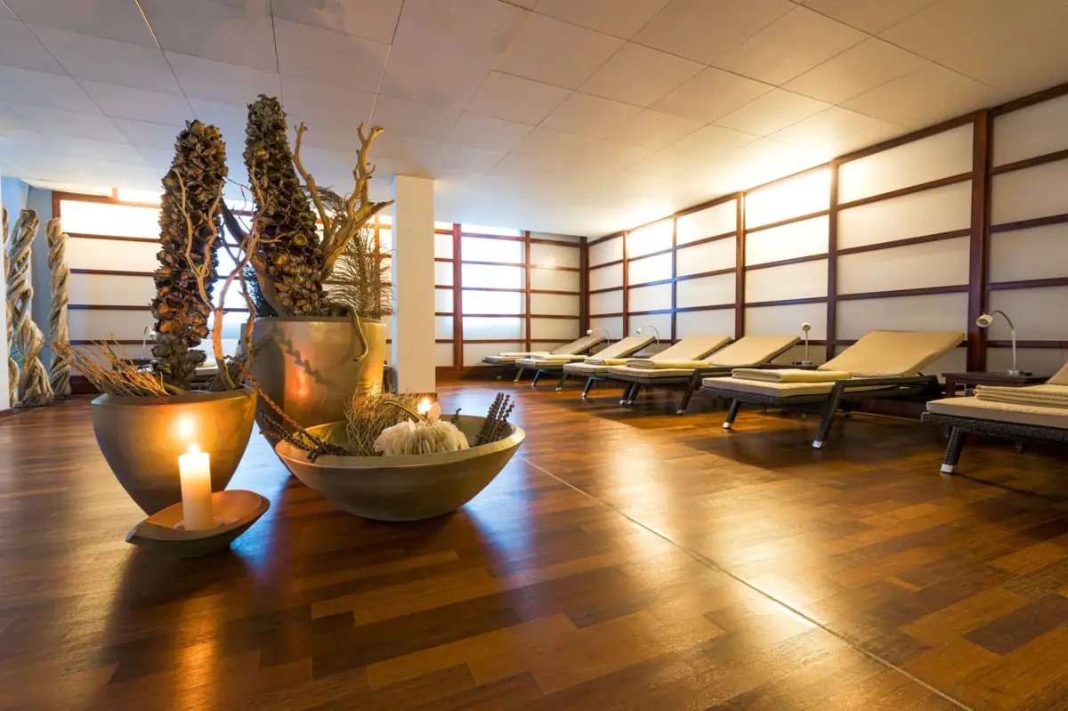 SPA-ROSA Travemünde Ein Zimmer mit Stühlen und einer Kerze.