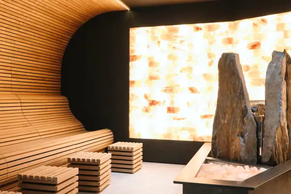 Dei Salzsauna mit einer Bank und einem Stein aus Salz.